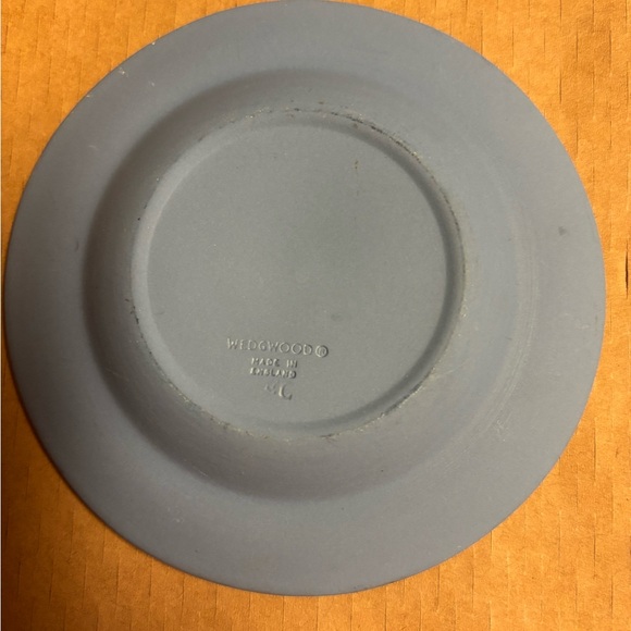 Wedgewood Blue Plate with Cream Floral Design - Picture 4 of 4